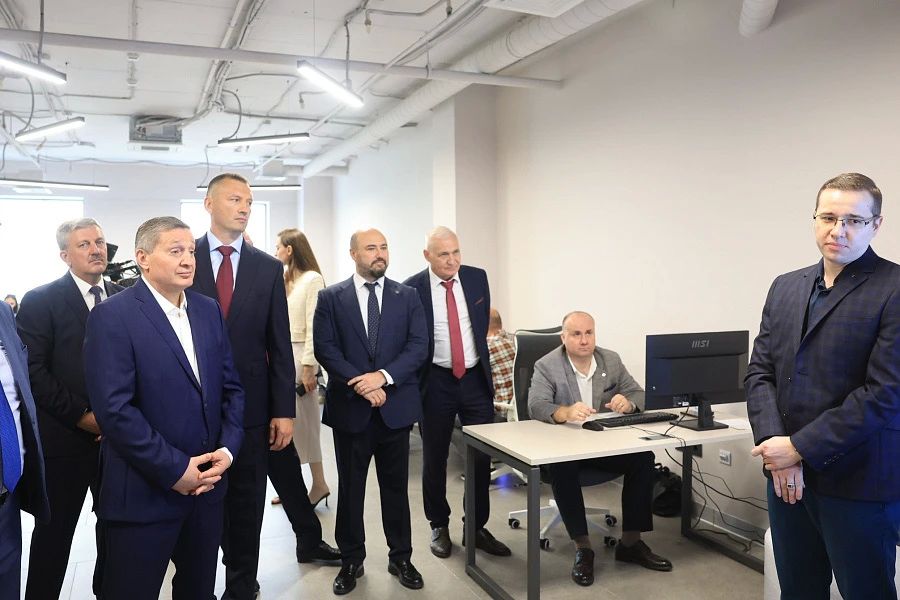 Андрей Бочаров, глава Волгограда Владимир Марченко и участники деловой программы фестиваля #ТриЧетыре оценили сразу несколько новых объектов городской инфраструктуры Андрей Бочаров, глава Волгограда Владимир Марченко и участники деловой программы фестиваля #ТриЧетыре оценили сразу несколько новых объектов городской инфраструктуры