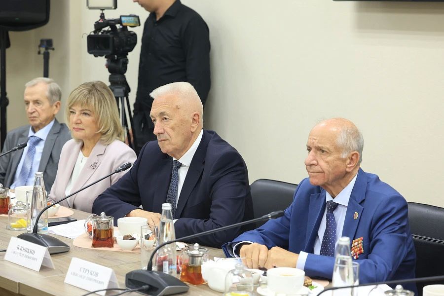 Губернатор Андрей Бочаров предложил присвоить звание «Почетный гражданин Волгоградской области» трем жителям региона Губернатор Андрей Бочаров предложил присвоить звание «Почетный гражданин Волгоградской области» трем жителям региона