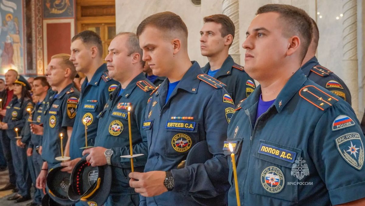 С верой в сердце: 17 сентября сотрудники МЧС России почтили икону Божией Матери «Неопалимая Купина» С верой в сердце: 17 сентября сотрудники МЧС России почтили икону Божией Матери «Неопалимая Купина»