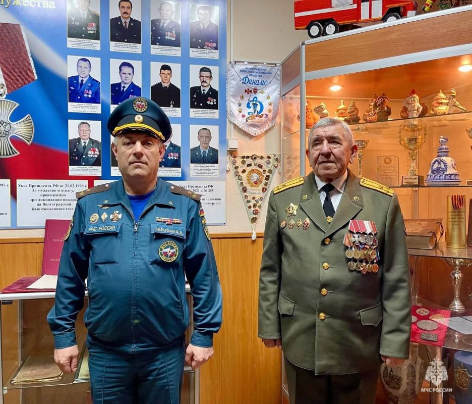 В Волгограде сотрудники МЧС России поздравили с днем рождения ветерана пожарной охраны В Волгограде сотрудники МЧС России поздравили с днем рождения ветерана пожарной охраны