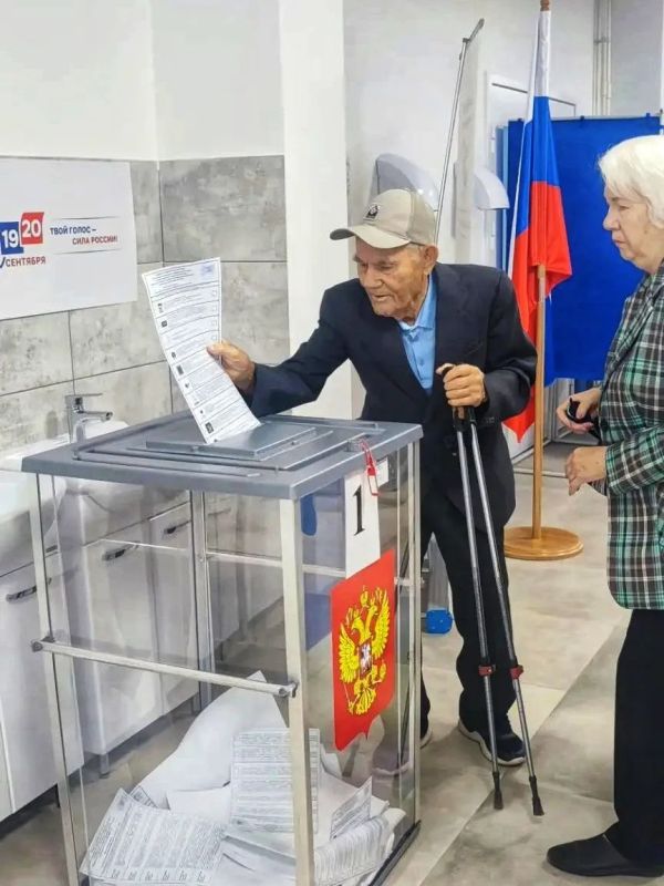 102-летний ветеран Великой Отечественной войны Гаврил Василенко вместе с дочерью проголосовал на выборах депутатов в Госдуму РФ, сообщается на канале администрации Советского района Волгограда в «Максе»