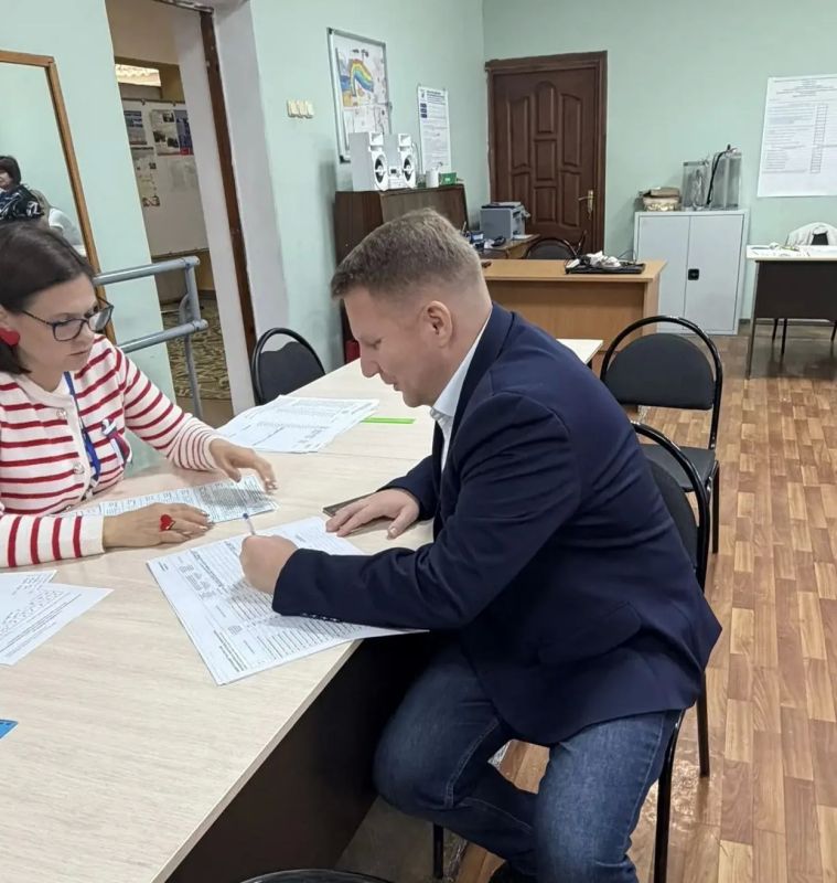 Как и большинство волгоградцев, представители депутатского корпуса городской Думы сегодня, не откладывая, пришли на избирательные участки для участия в выборах в Государственную Думу ФС РФ Как и большинство волгоградцев, представители депутатского корпуса городской Думы сегодня, не откладывая, пришли на избирательные участки для участия в выборах в Государственную Думу ФС РФ
