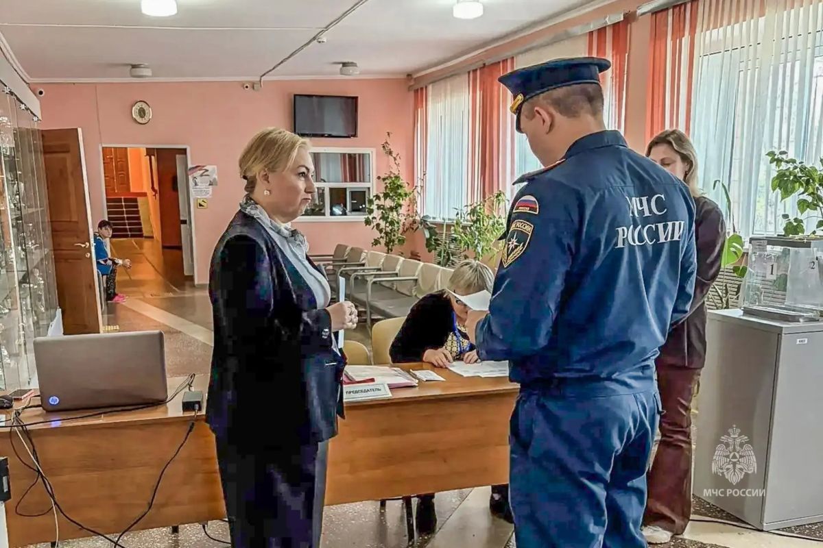 Сотрудники МЧС России обеспечивают безопасность в период проведения выборов Сотрудники МЧС России обеспечивают безопасность в период проведения выборов