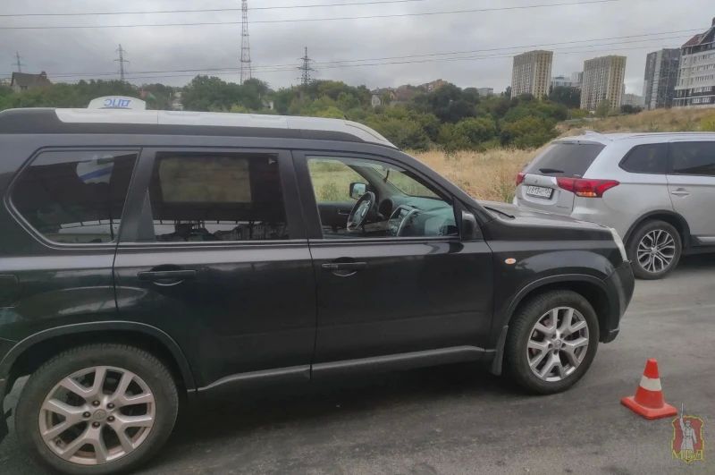 Трое взрослых и 7-летний ребенок пострадали под колесами авто в Волгограде