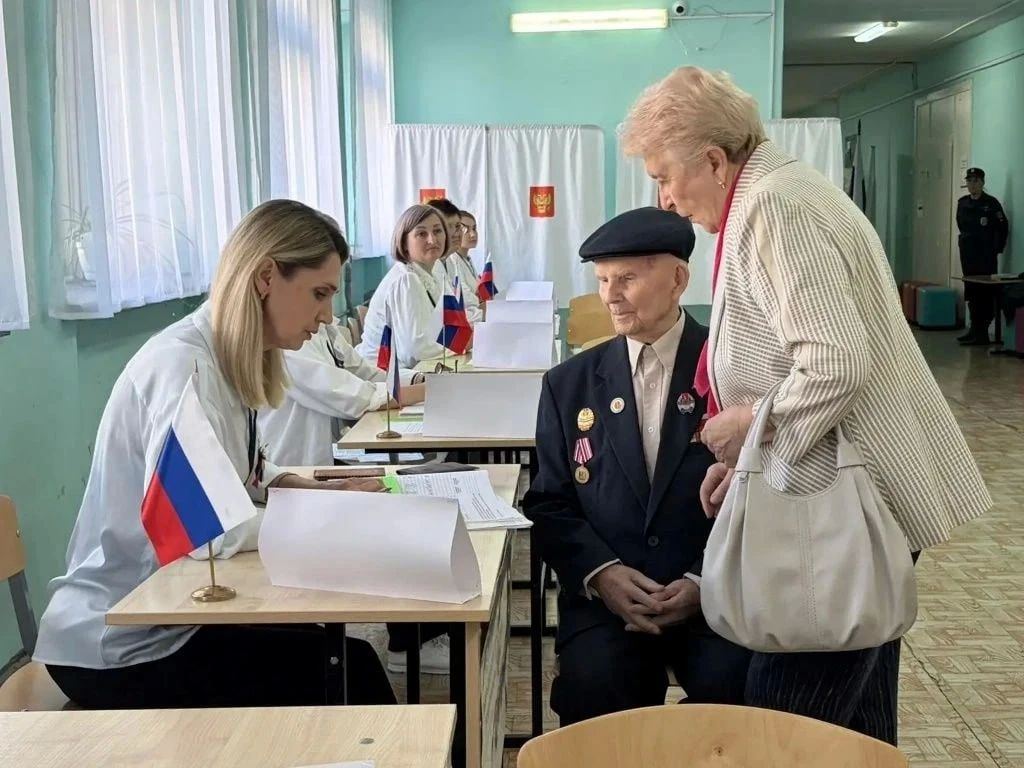 Ветеран ВОВ проголосовал в Волгограде на выборах в Госдуму