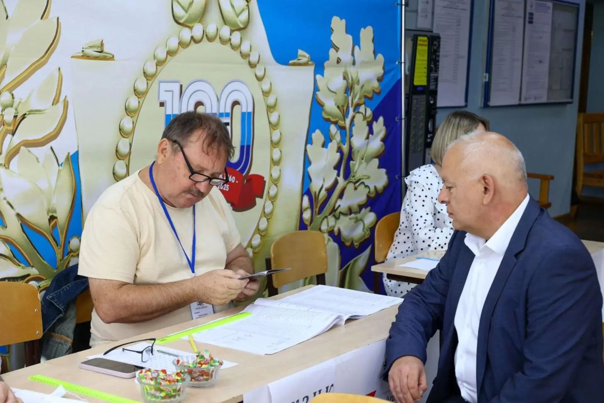 Председатель Общественной палаты Волгограда Евгений Князев проголосовал на выборах в Государственную Думу Председатель Общественной палаты Волгограда Евгений Князев проголосовал на выборах в Государственную Думу