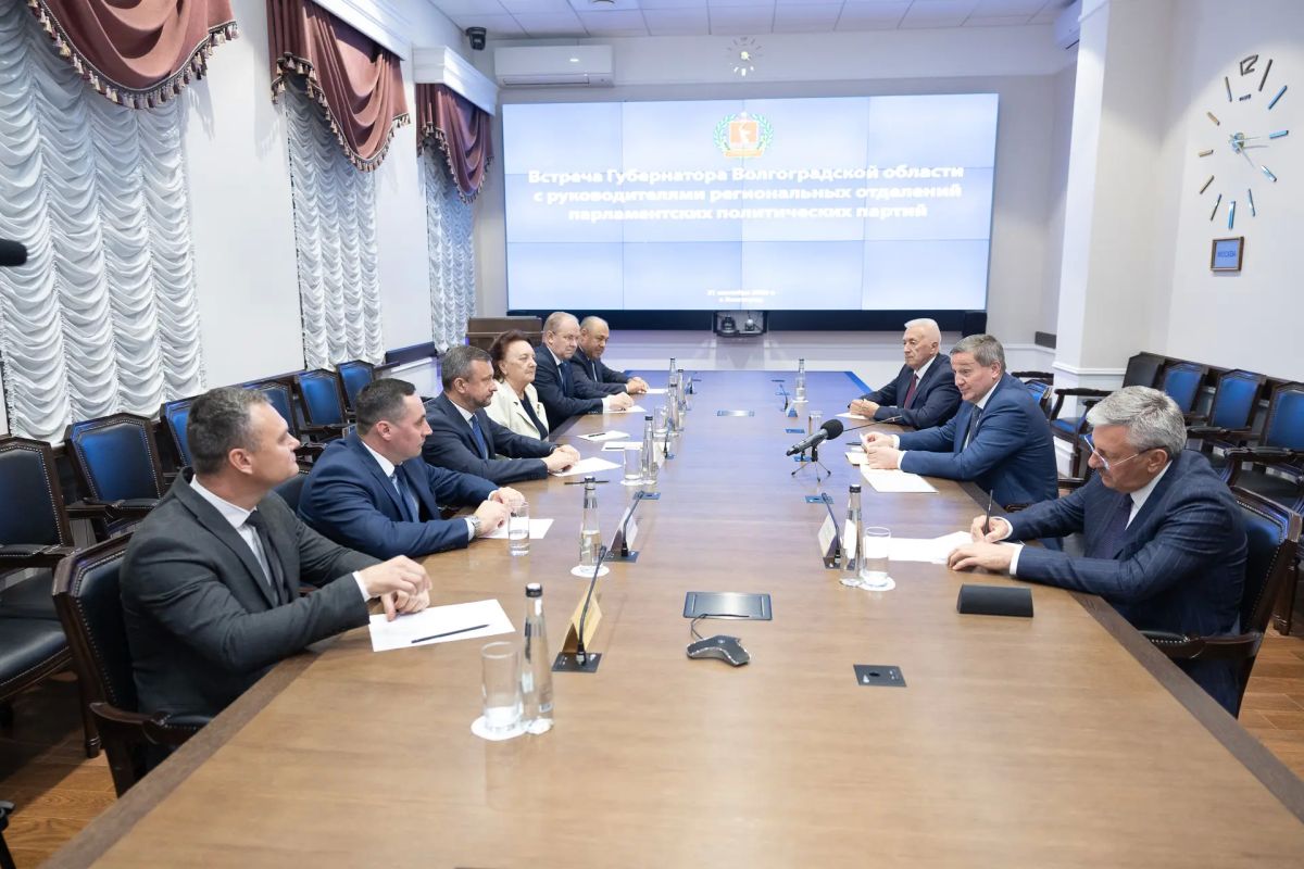 Губернатор Волгоградской области Андрей Бочаров провел рабочую встречу с руководителями региональных отделений парламентских партий