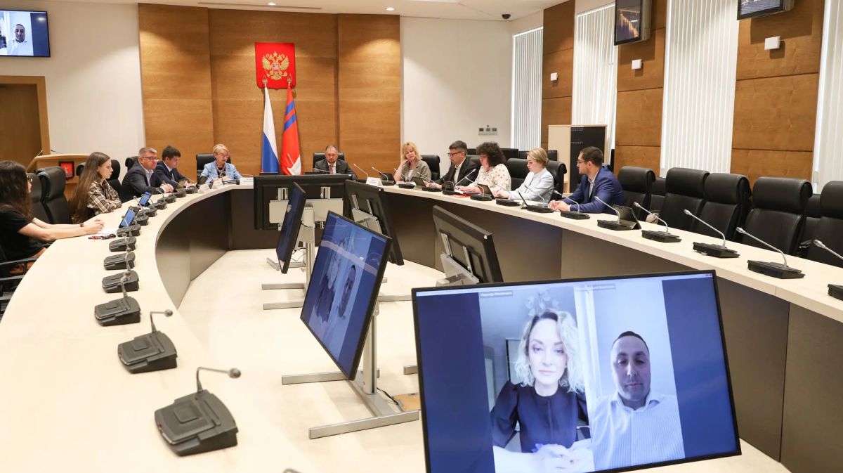 Депутаты облдумы обсудили новые цели и принципы молодежной политики Депутаты облдумы обсудили новые цели и принципы молодежной политики