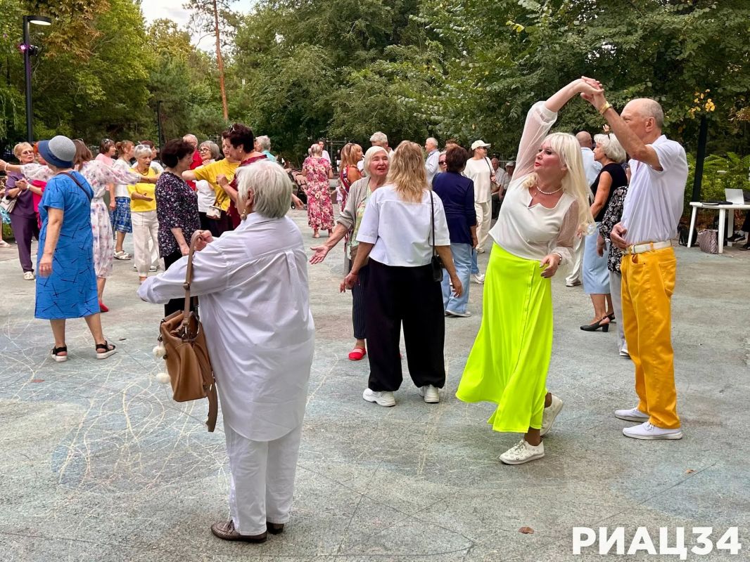 Традиционно каждую среду в Комсомольском саду Волгограда ретро-танцы «Музыка из СССР!