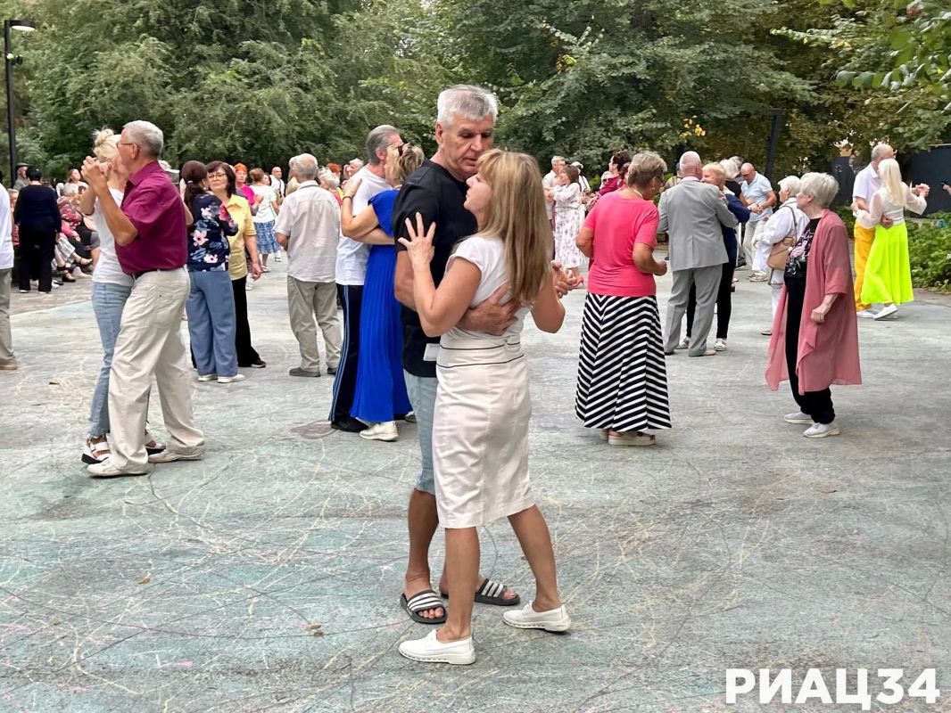 Традиционно каждую среду в Комсомольском саду Волгограда ретро-танцы «Музыка из СССР! Традиционно каждую среду в Комсомольском саду Волгограда ретро-танцы «Музыка из СССР!