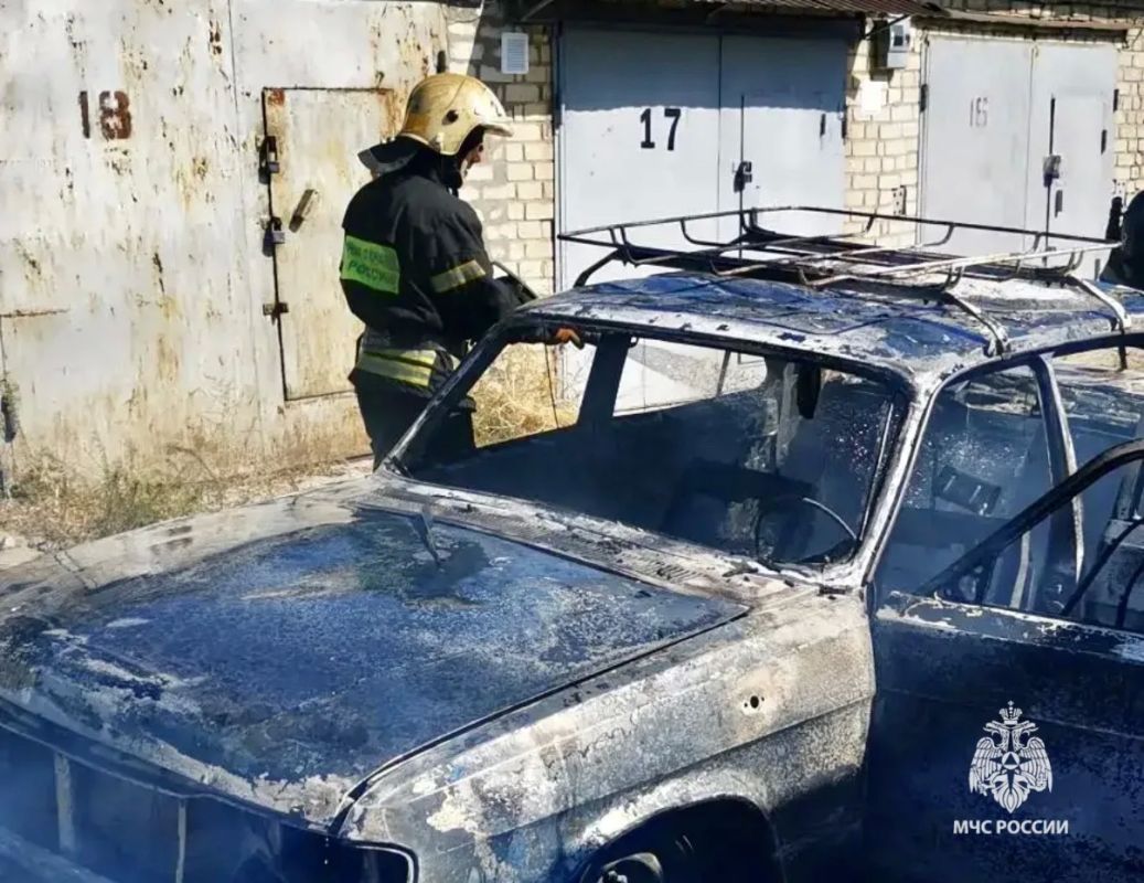 В Краснооктябрьском районе Волгограда огнеборцы потушили автомобиль В Краснооктябрьском районе Волгограда огнеборцы потушили автомобиль