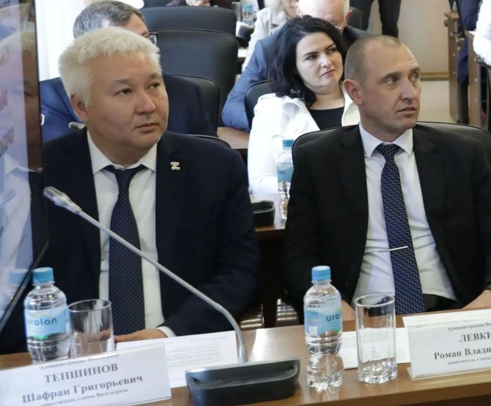 Председатель Волгоградской городской Думы Владлен Колесников поблагодарил Владимира Марченко за продуктивную совместную работу и напомнил, что за последние несколько лет муниципалитетом были разработаны и приняты... Председатель Волгоградской городской Думы Владлен Колесников поблагодарил Владимира Марченко за продуктивную совместную работу и напомнил, что за последние несколько лет муниципалитетом были разработаны и приняты...