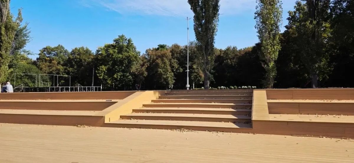 В городском парке культуры и отдыха имени М.М. Смехова в муниципальном округе город Михайловка активно благоустраивается зона отдыха у пруда В городском парке культуры и отдыха имени М.М. Смехова в муниципальном округе город Михайловка активно благоустраивается зона отдыха у пруда