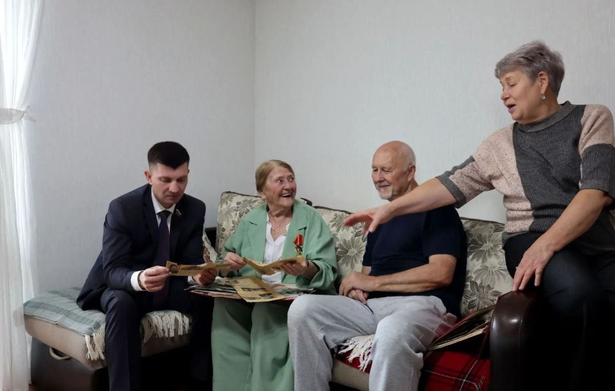 Почетный житель Красноармейского района, заслуженный строитель РСФСР, ветеран треста «Волгоградтяжстрой», кавалер ордена Ленина – все эти слова об одном человеке - Нине Петровне Меркуловой Почетный житель Красноармейского района, заслуженный строитель РСФСР, ветеран треста «Волгоградтяжстрой», кавалер ордена Ленина – все эти слова об одном человеке - Нине Петровне Меркуловой