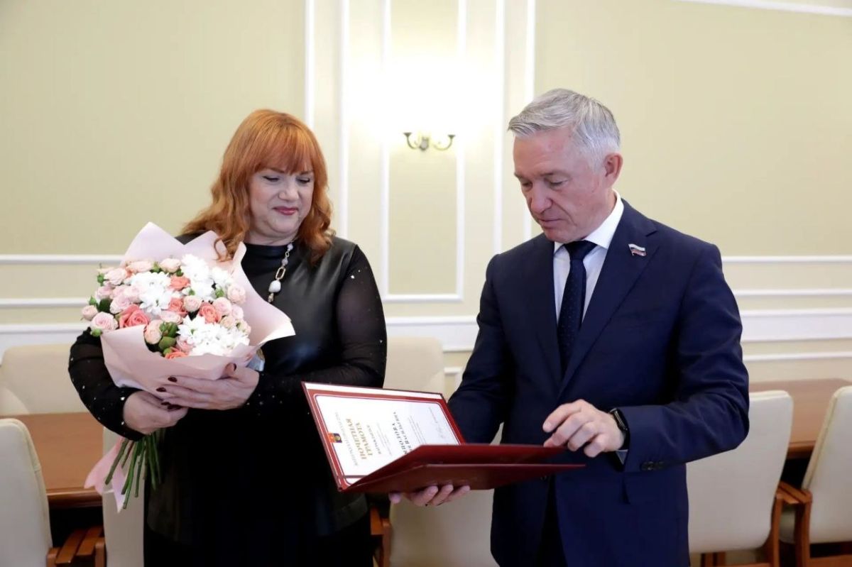 Председатель гордумы Владлен Колесников поздравил Наталию Бутусову с юбилеем Председатель гордумы Владлен Колесников поздравил Наталию Бутусову с юбилеем