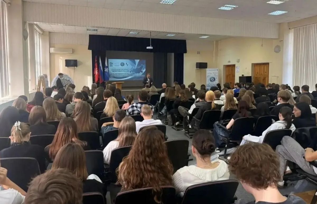 В Волжском индустриально-педагогическом институте прошла встреча со студентами, посвящённая Дню интернета в России В Волжском индустриально-педагогическом институте прошла встреча со студентами, посвящённая Дню интернета в России