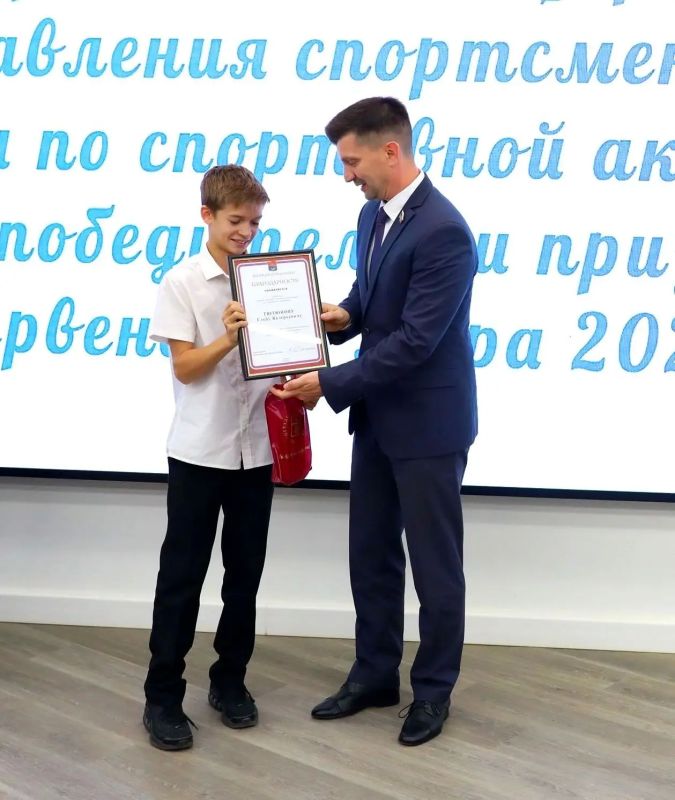 На площадке Штаба общественной поддержки «Единой России» состоялось торжественное награждение молодых спортсменов, которые достойно представили город-герой Волгоград на соревнованиях Первенства мира по спортивной акробатике... На площадке Штаба общественной поддержки «Единой России» состоялось торжественное награждение молодых спортсменов, которые достойно представили город-герой Волгоград на соревнованиях Первенства мира по спортивной акробатике...