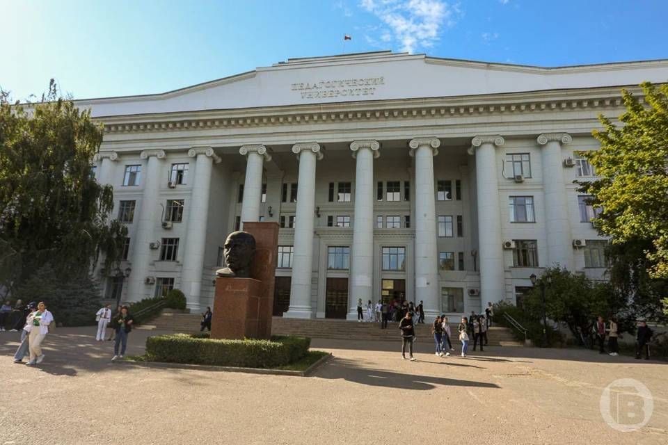 Губернатор Андрей Бочаров поздравил ректора ВГСПУ Александра Короткова и всех педагогов Волгоградской области с Днем учителя, сообщается на сайте администрации региона