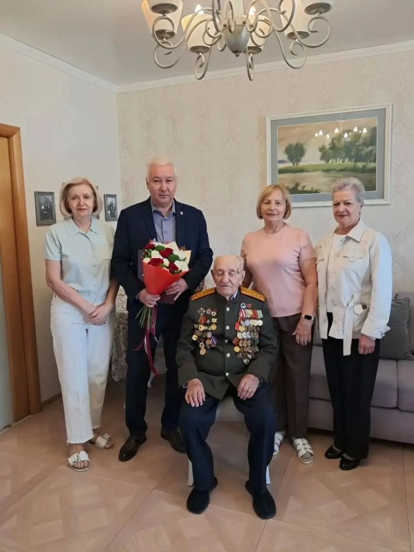 Фронтовик Евгений Рогов принимает поздравления с Днем рождения