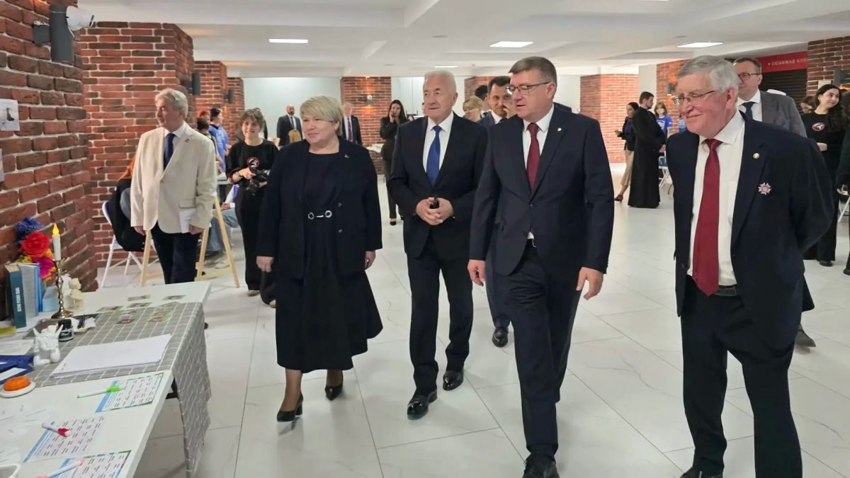 Сегодня в Волгоградском государственном социально-педагогическом университете прошло торжественное мероприятие, посвященное 95-летию со дня основания вуза и Дню учителя Сегодня в Волгоградском государственном социально-педагогическом университете прошло торжественное мероприятие, посвященное 95-летию со дня основания вуза и Дню учителя