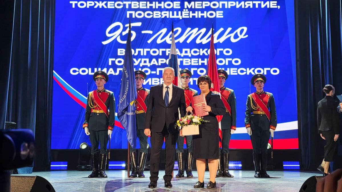 Сегодня в Волгоградском государственном социально-педагогическом университете прошло торжественное мероприятие, посвященное 95-летию со дня основания вуза и Дню учителя Сегодня в Волгоградском государственном социально-педагогическом университете прошло торжественное мероприятие, посвященное 95-летию со дня основания вуза и Дню учителя