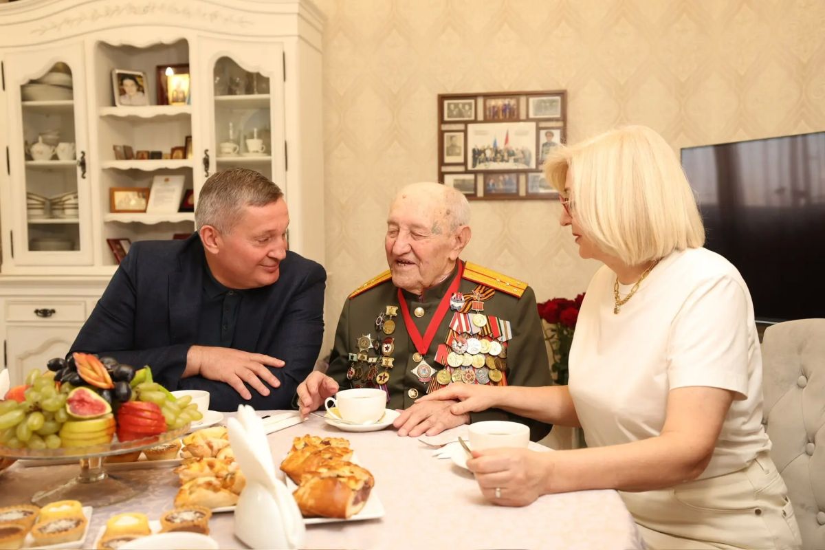 Андрей Бочаров поздравил Евгения Федоровича Рогова с днем рождения
