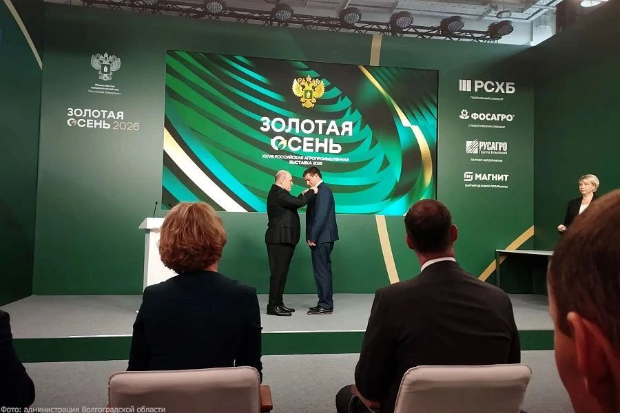 Председатель Правительства РФ Михаил Мишустин наградил медалью «За труды по сельскому хозяйству» механизатора волгоградского СП «Донское» Владимира Тоскина