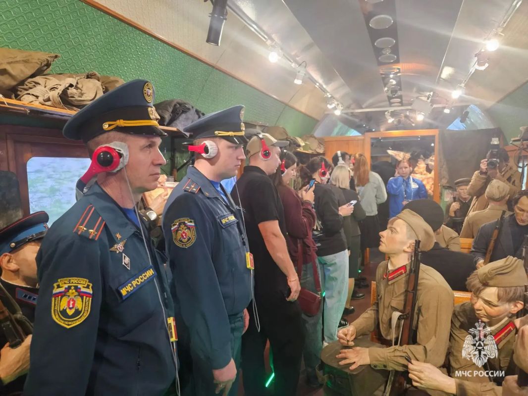 Камышинские огнеборцы посетили «Поезд Победы» Камышинские огнеборцы посетили «Поезд Победы»