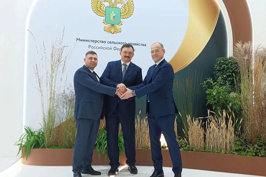 «Золотая осень-2026»: Волгоградская область заключила соглашения с «Союзмолоко» и зерновой ассоциацией России «Золотая осень-2026»: Волгоградская область заключила соглашения с «Союзмолоко» и зерновой ассоциацией России