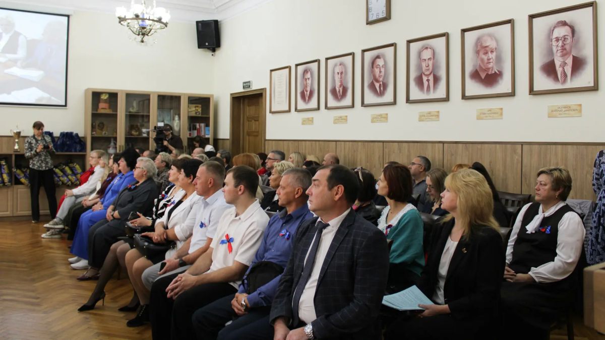 Сегодня в рамках Всемирного дня действий «За достойный труд» в Волгограде чествовали лучших работников предприятий и организаций региона, активистов профсоюзного движения Сегодня в рамках Всемирного дня действий «За достойный труд» в Волгограде чествовали лучших работников предприятий и организаций региона, активистов профсоюзного движения