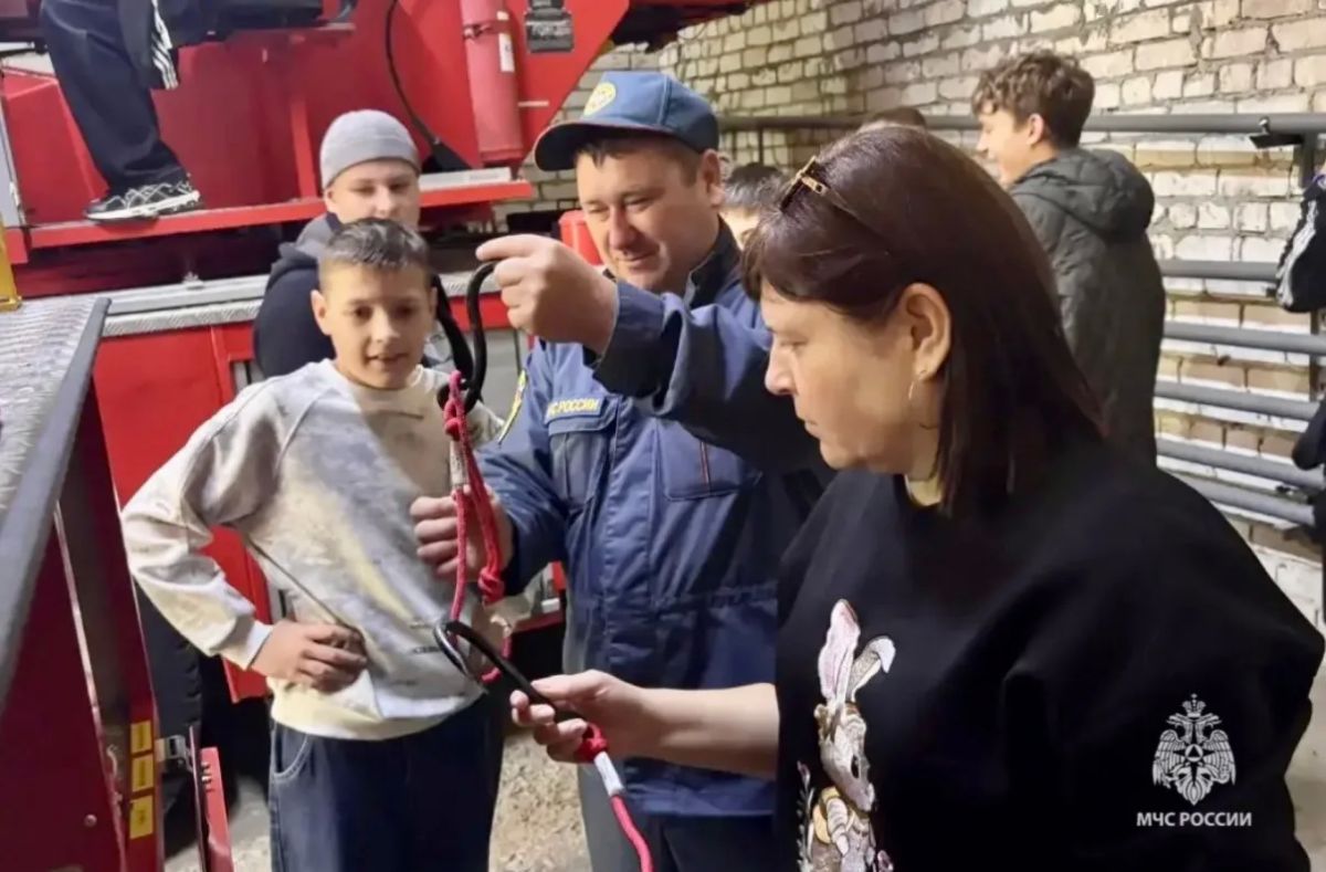 В гостях у огнеборцев. Ученики 8-го класса средней школы № 124 побывали на экскурсии в 7-й пожарно-спасательной части города Волгограда В гостях у огнеборцев. Ученики 8-го класса средней школы № 124 побывали на экскурсии в 7-й пожарно-спасательной части города Волгограда