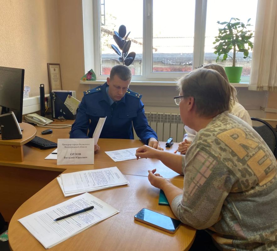 Прокурором города Волжского Волгоградской области Виталием Орловым проведен личный выездной прием граждан в Отделении социальной поддержки населения по городу Волжскому ГКУ "Единый центр социальной поддержки населения... Прокурором города Волжского Волгоградской области Виталием Орловым проведен личный выездной прием граждан в Отделении социальной поддержки населения по городу Волжскому ГКУ "Единый центр социальной поддержки населения...