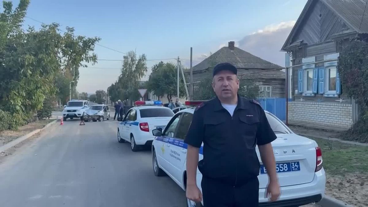 Сотрудники полиции устанавливают обстоятельства дорожно-транспортного происшествия в Дубовском районе, в результате которого пострадали двое детей