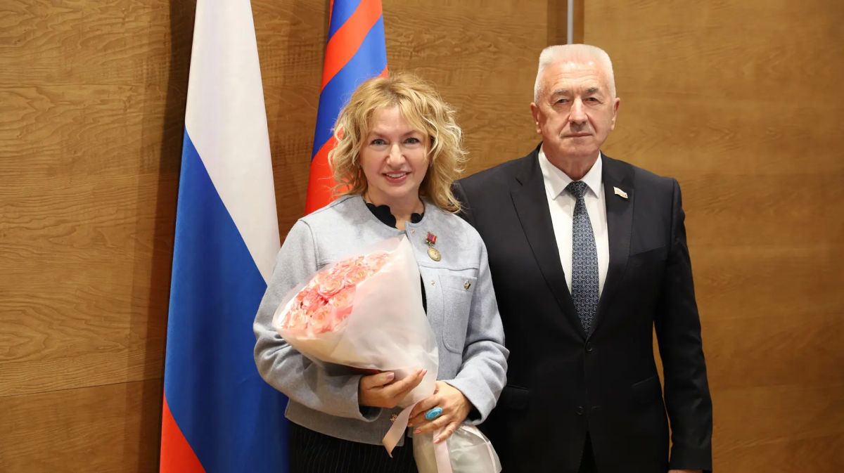 За значительный вклад в развитие законодательной базы Алексей Буров, Татьяна Бухтина и Юрий Хорошеньков награждены почетным знаком Волгоградской области «За заслуги в развитии законодательства и парламентаризма» За значительный вклад в развитие законодательной базы Алексей Буров, Татьяна Бухтина и Юрий Хорошеньков награждены почетным знаком Волгоградской области «За заслуги в развитии законодательства и парламентаризма»