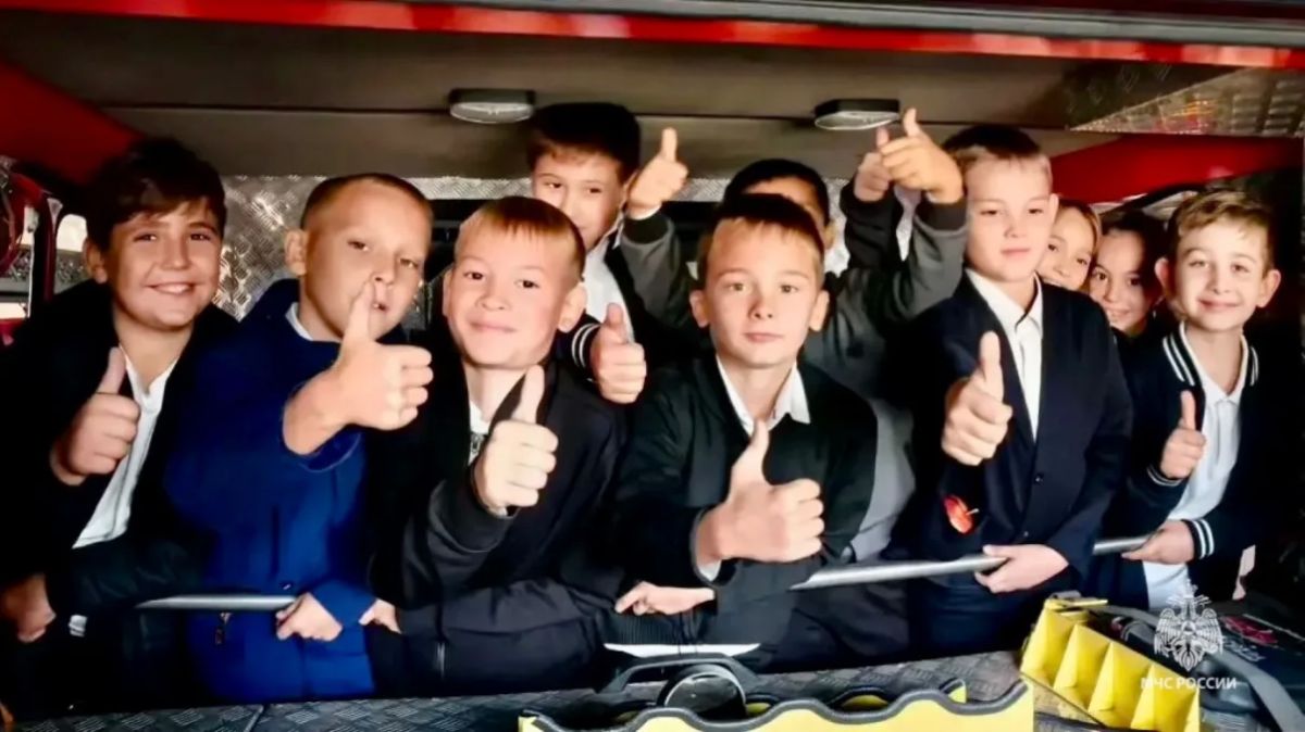 Знакомство с работой огнеборцев Знакомство с работой огнеборцев