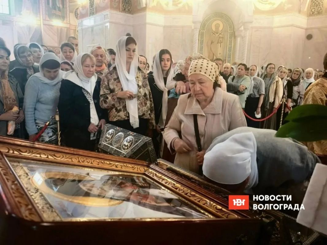 В Волгоград прибыли ковчеги с частицами мощей святителей Спиридона и Луки В Волгоград прибыли ковчеги с частицами мощей святителей Спиридона и Луки