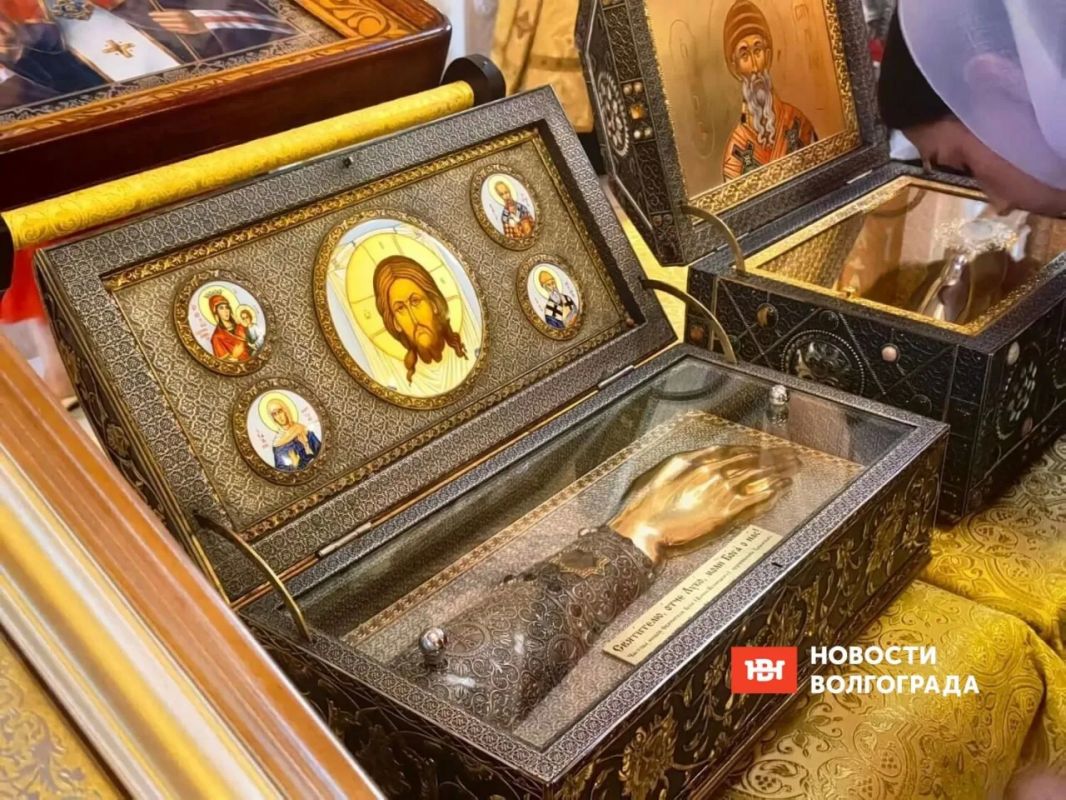 В Волгоград прибыли ковчеги с частицами мощей святителей Спиридона и Луки В Волгоград прибыли ковчеги с частицами мощей святителей Спиридона и Луки