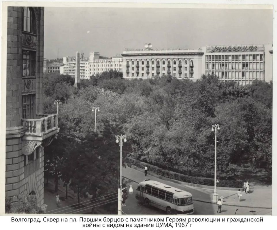На первом фото рабочие укладывают брусчатку на Александровской площади (совр На первом фото рабочие укладывают брусчатку на Александровской площади (совр