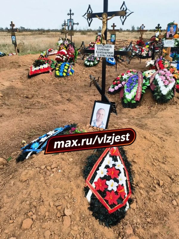На могиле замороженной в холодильнике девушки и ее отца из Волжского появились крест и венки