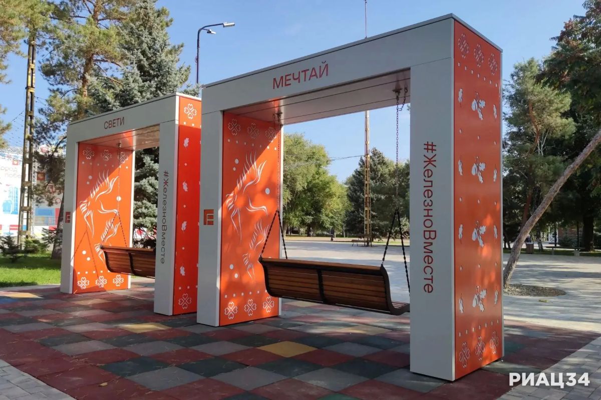 Новые качельки для взрослых и детей поставили в Комсомольском саду Новые качельки для взрослых и детей поставили в Комсомольском саду