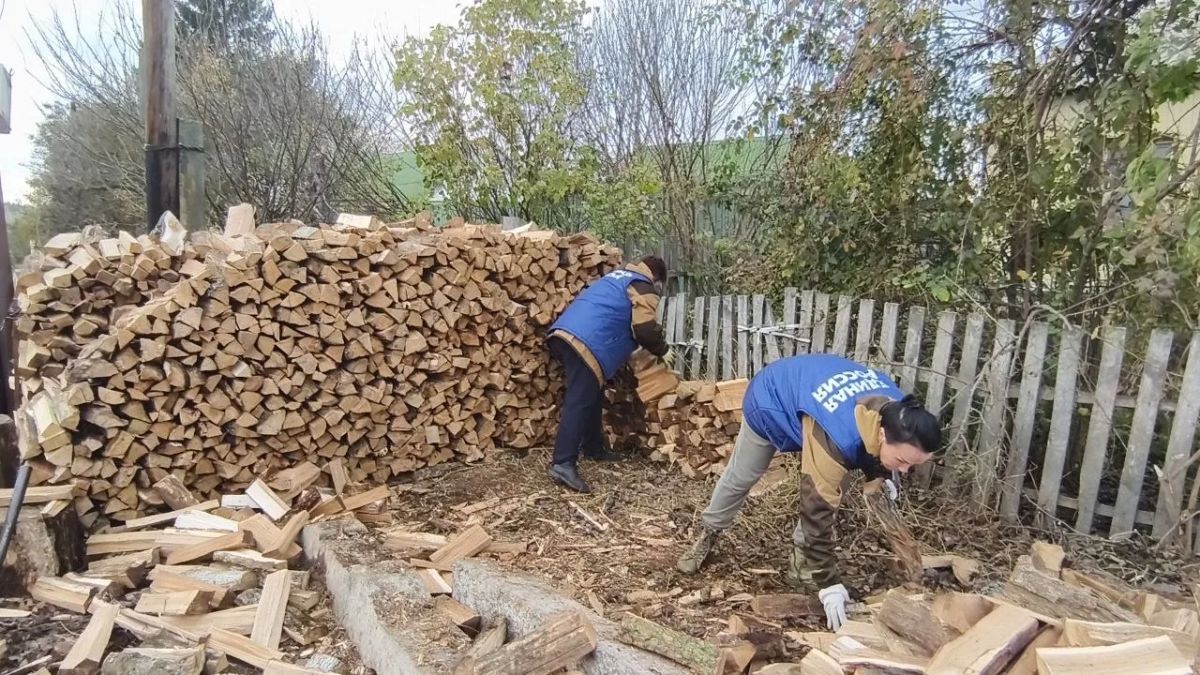 Игорь Кастюкевич: Курская Область. Волонтеры Единой России помогают жителям Курского приграничья, чьи дома пострадали от атак БПЛА, подготовиться к зиме Игорь Кастюкевич: Курская Область. Волонтеры Единой России помогают жителям Курского приграничья, чьи дома пострадали от атак БПЛА, подготовиться к зиме