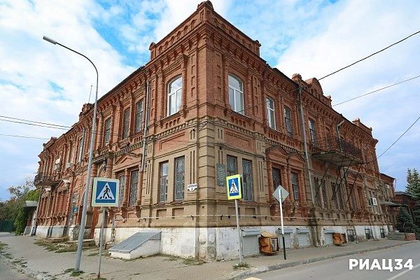 Историческую часть Камышина, уютно расположившегося на правом берегу Волги, смело можно назвать музеем под открытым небом Историческую часть Камышина, уютно расположившегося на правом берегу Волги, смело можно назвать музеем под открытым небом