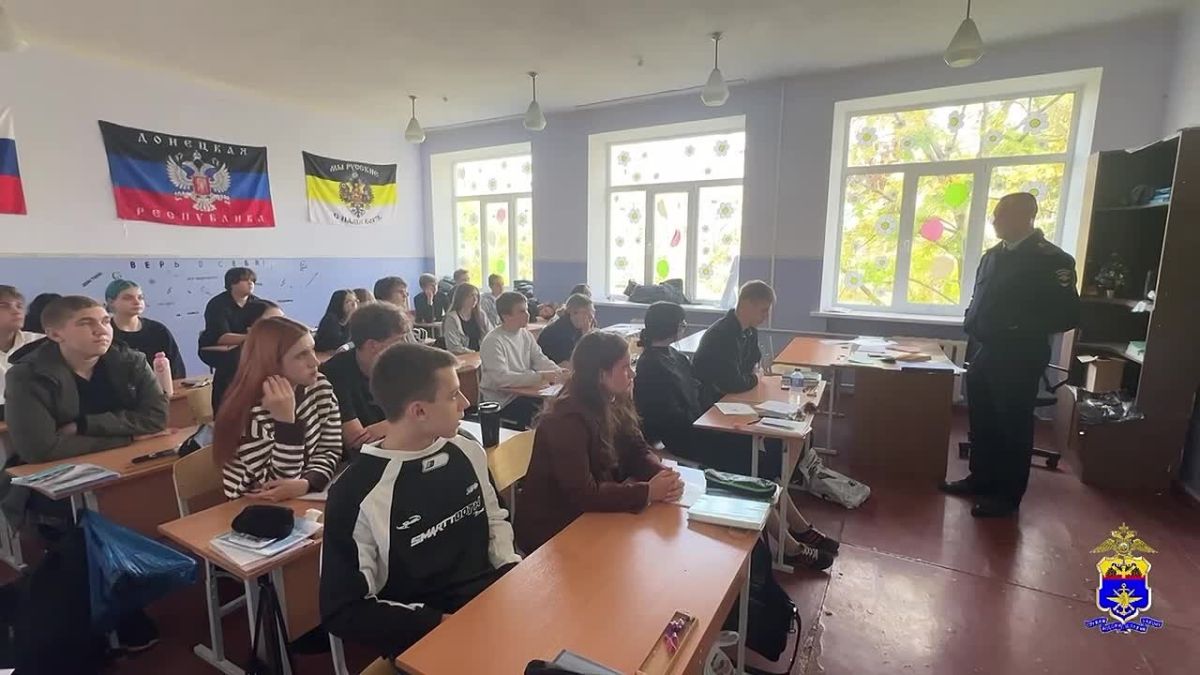 Сотрудники транспортной полиции Донецка провели профориентационную беседу со старшеклассниками