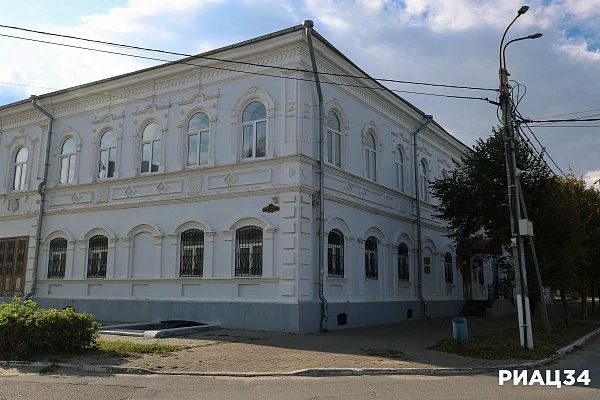 Историческую часть Камышина, уютно расположившегося на правом берегу Волги, смело можно назвать музеем под открытым небом Историческую часть Камышина, уютно расположившегося на правом берегу Волги, смело можно назвать музеем под открытым небом