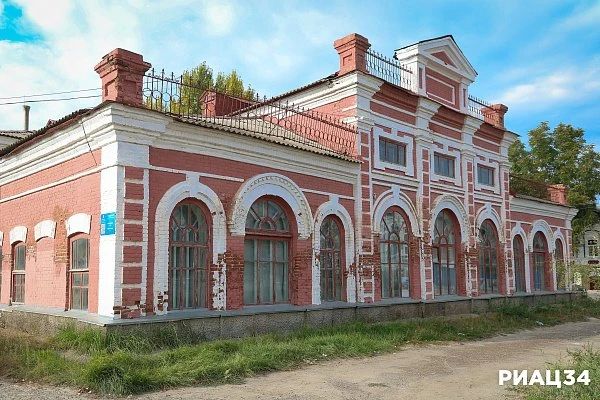 Историческую часть Камышина, уютно расположившегося на правом берегу Волги, смело можно назвать музеем под открытым небом Историческую часть Камышина, уютно расположившегося на правом берегу Волги, смело можно назвать музеем под открытым небом
