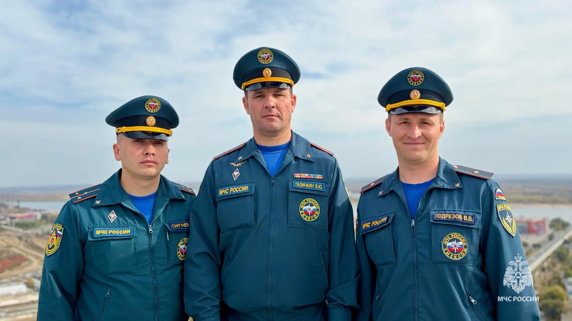 Сотрудники службы пожаротушения желают прекрасного завершения рабочей недели!