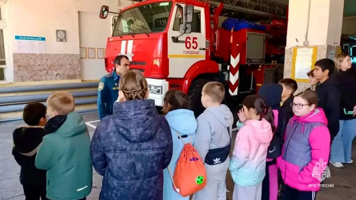 В пожарно-спасательных частях Волгоградской области прошли познавательные экскурсии для юных гостей В пожарно-спасательных частях Волгоградской области прошли познавательные экскурсии для юных гостей