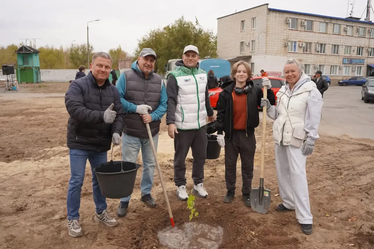 В Волжском состоялся общегородской субботник "День единых действий"